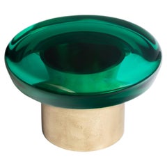 Mesa baja de centro Jade de Draga & Aurel Resina y latón, Siglo XXI