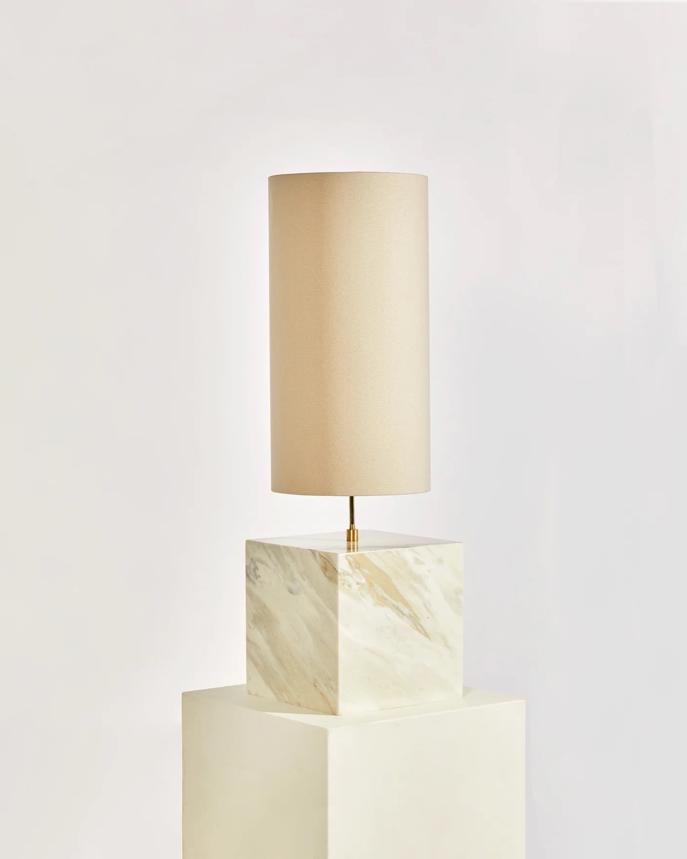 Cielo Coexist Tischlampe „Groß“ aus Marmor und Messing von Slash Objects – Stehprobe