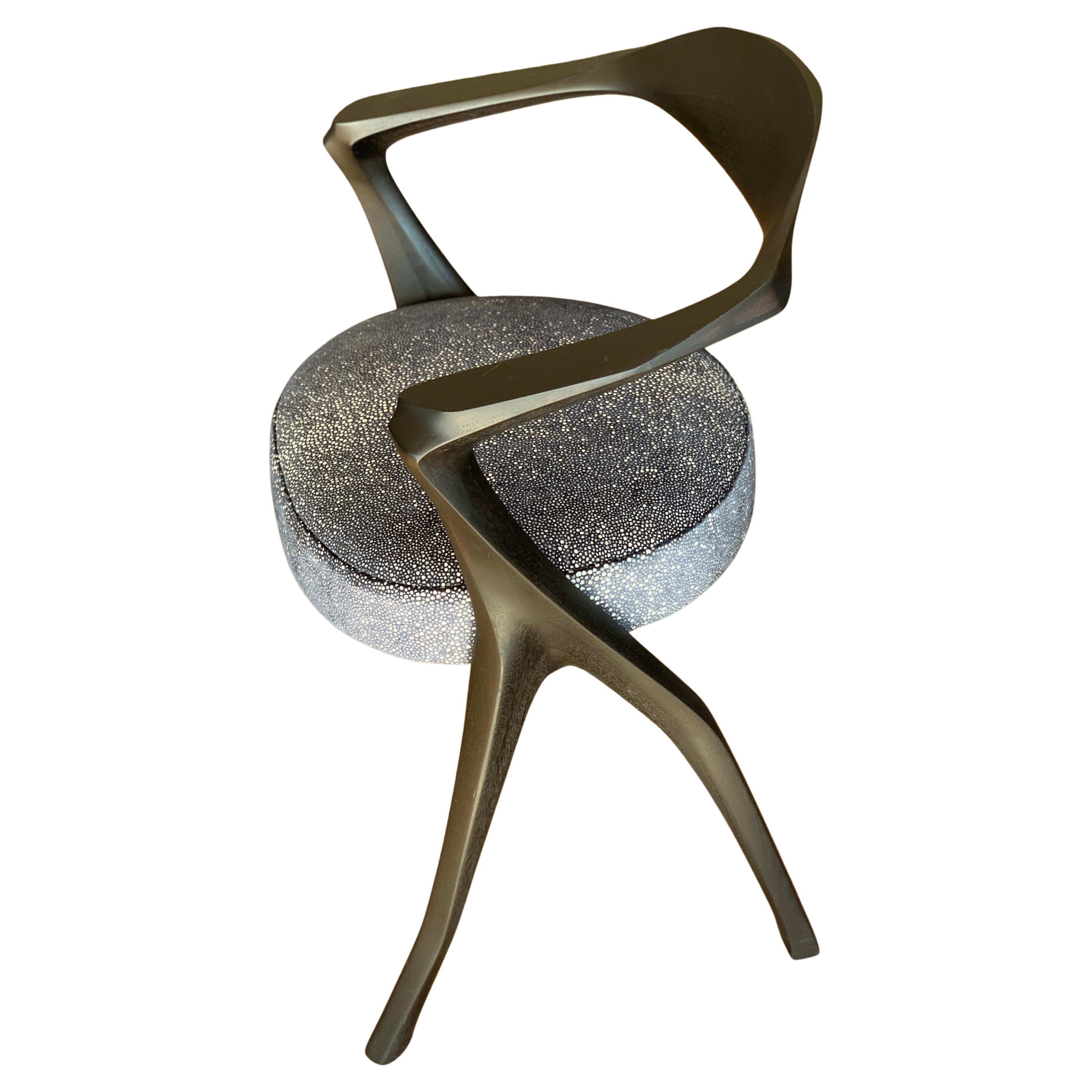 HOMAGE-Stuhl – organisch, skulptural, handgeschnitzt, ebonisiert, zeitgenössisch Esszimmerstuhl (Moderne) im Angebot