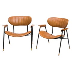 Paire de fauteuils en cuir marron avec finitions noires, créés par Gastone Rinaldi pour Rima