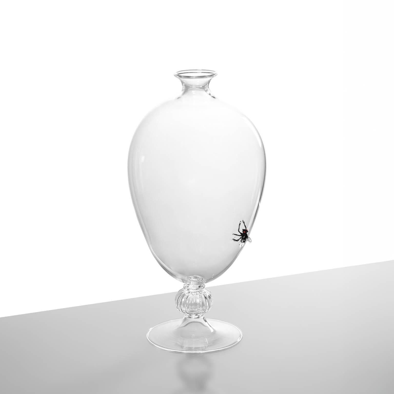 Vaso Vanitas Veronese
Scultura in vetro contemporanea di Simone Crestani
Pezzo unico

Con il Vaso Vanitas Veronese, Simone Crestani dà nuova vita a una forma classica, reinterpretando il tradizionale vaso in stile veronese attraverso una lente