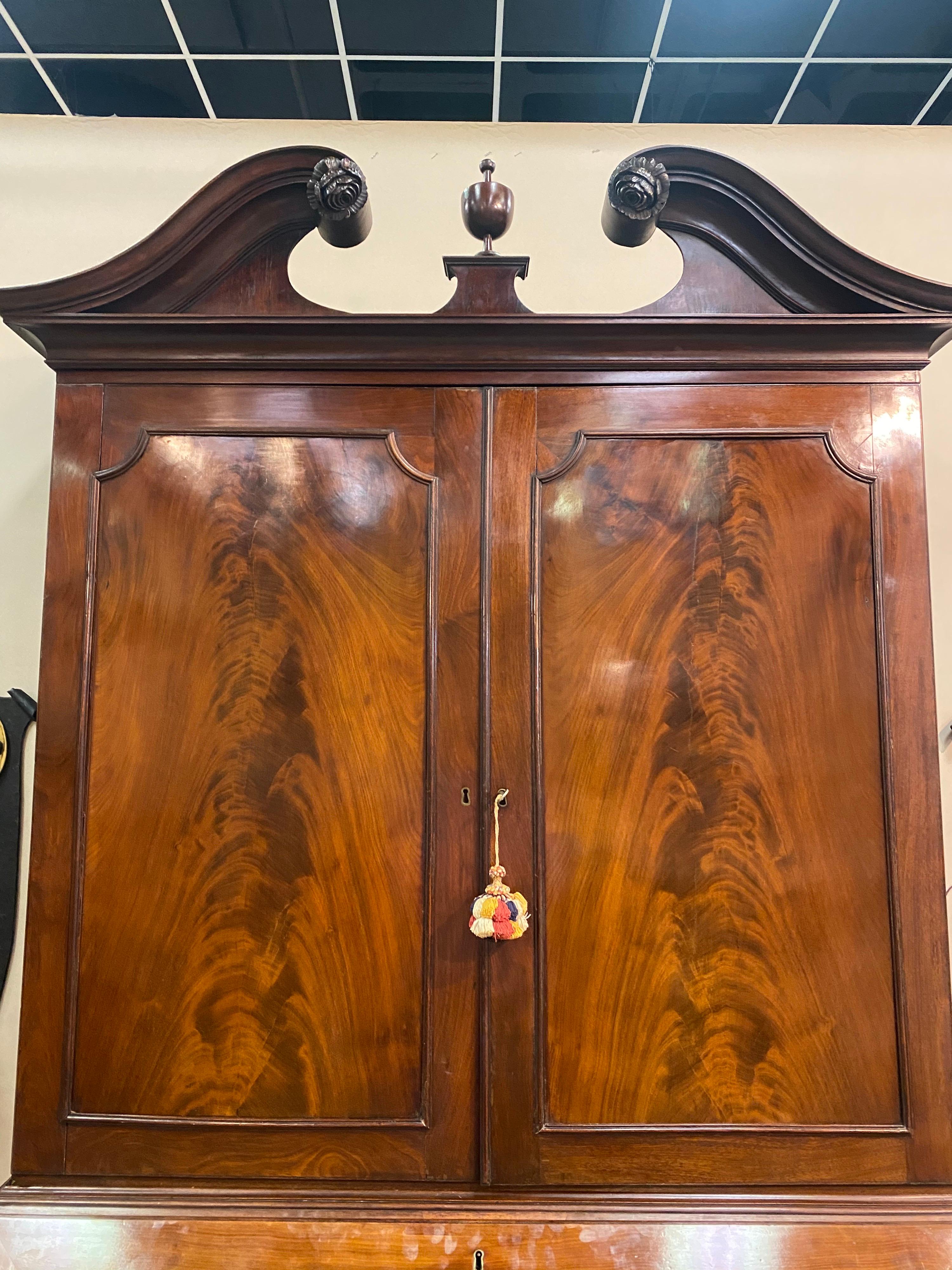 18th Century and Earlier Superb 18th Century Georgian Mahogany Secretary Bookcase, Probably by Gillows