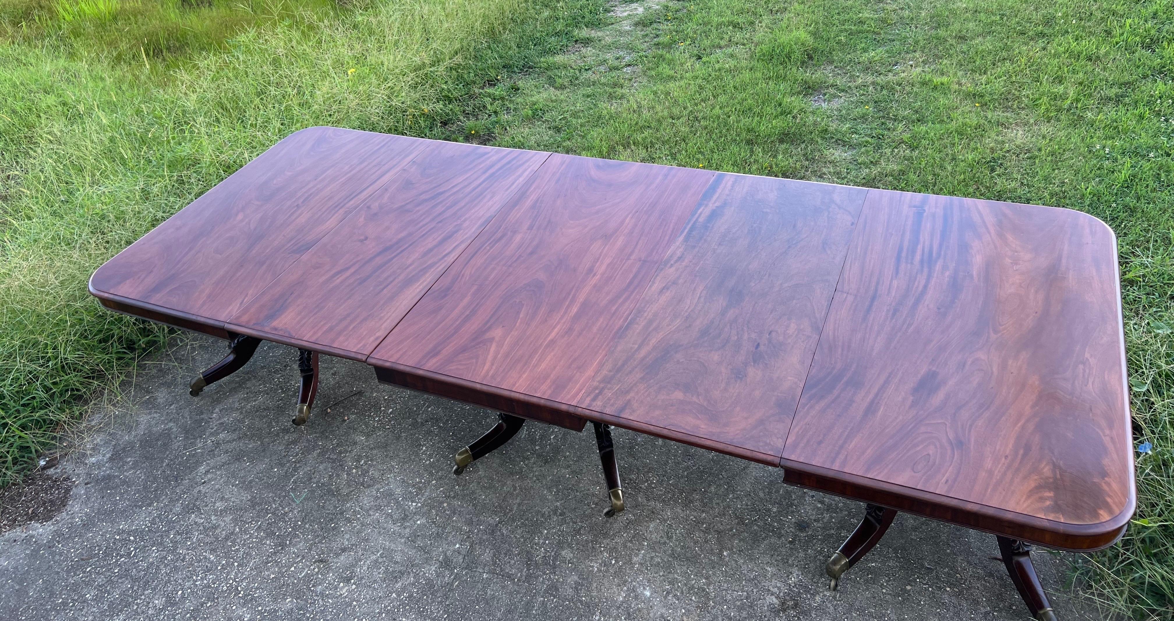 Fine 19th Century English Regency Mahogany Triple Pedestal Dining Table In Good Condition In Charleston, SC