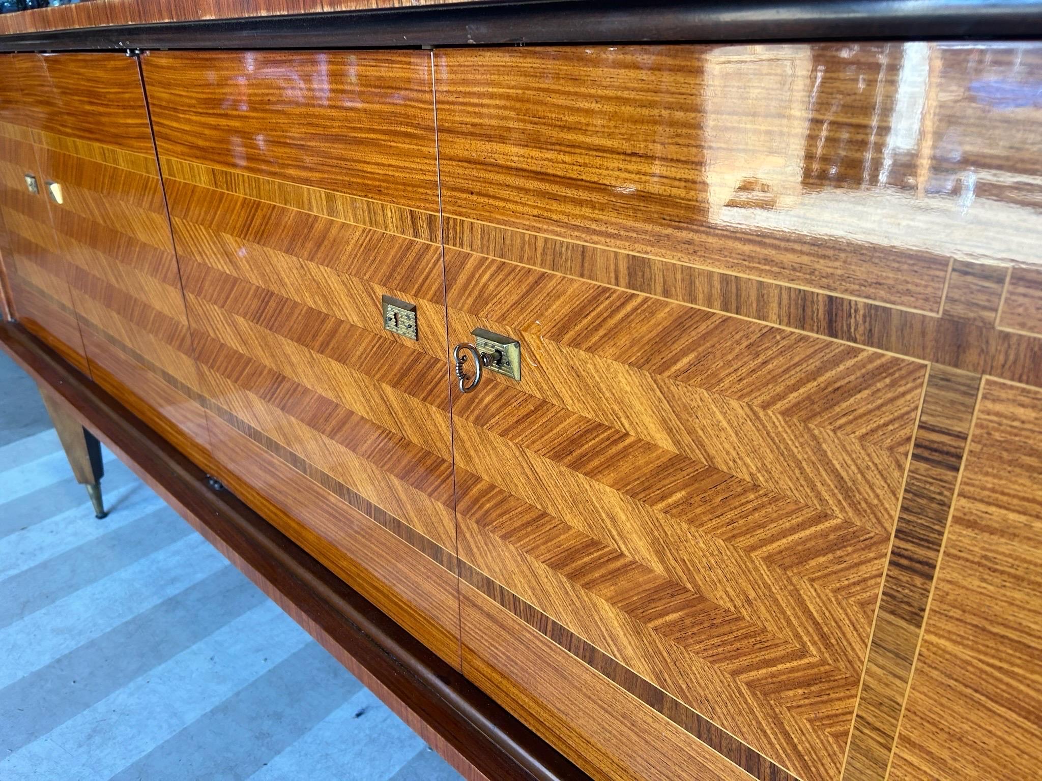 Francese Credenza francese del Medioevo con interni attrezzati in vendita