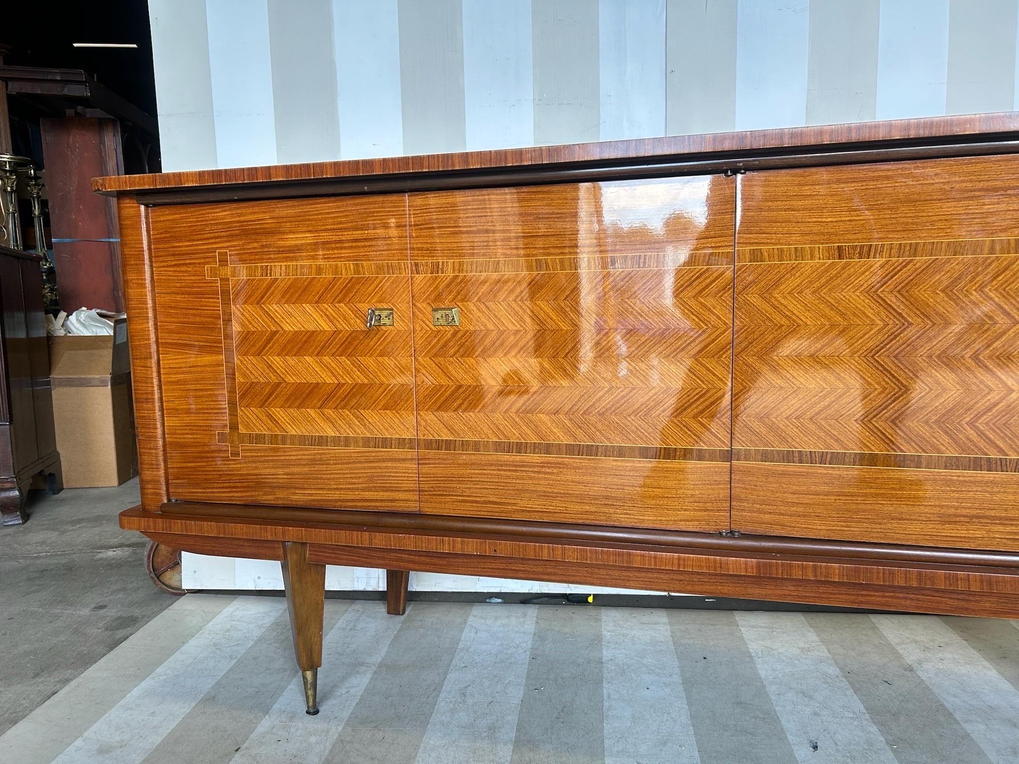 Credenza francese del Medioevo con interni attrezzati in vendita 8
