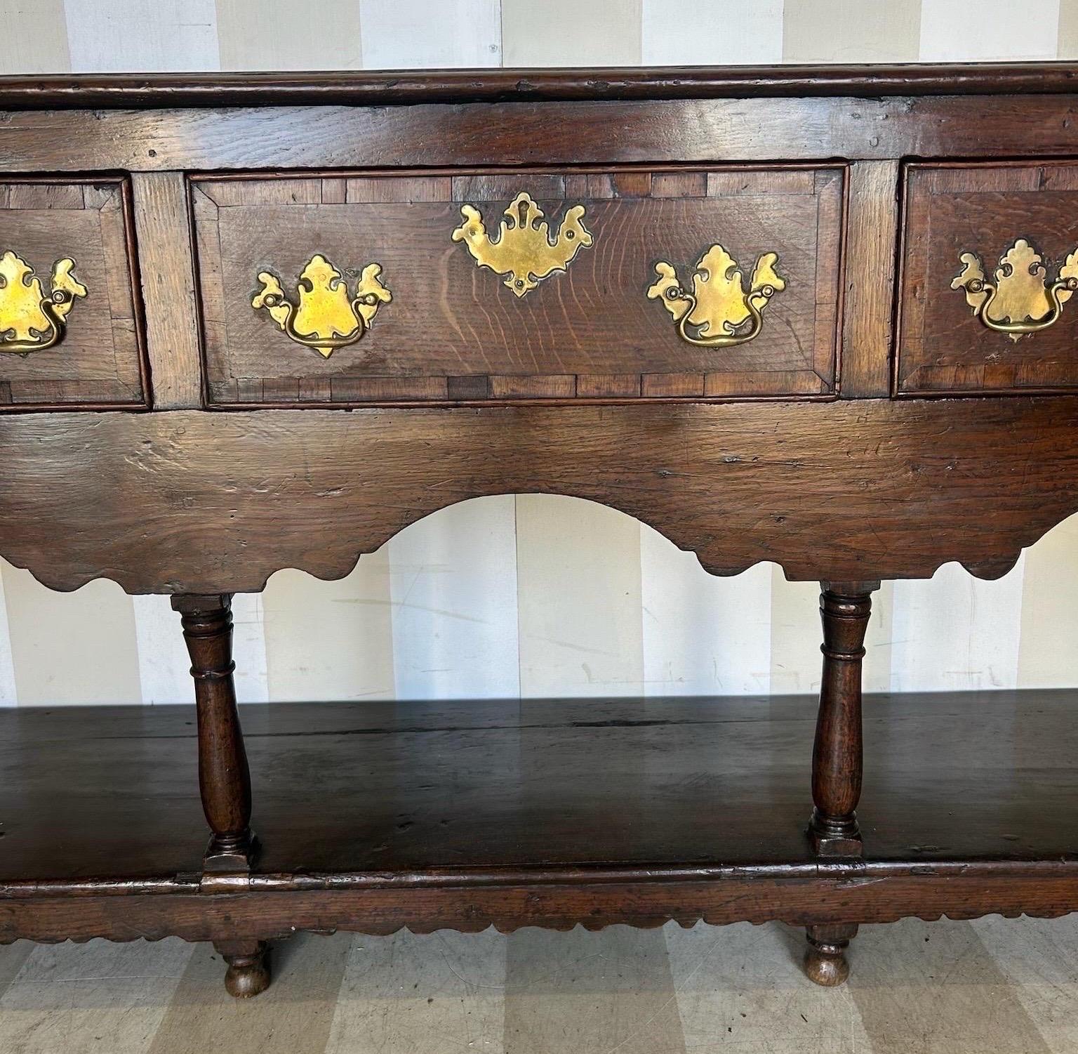 Comò in olmo e quercia gallese del XVIII-XIX secolo con cassettone In condizioni buone in vendita a Richmond, VA