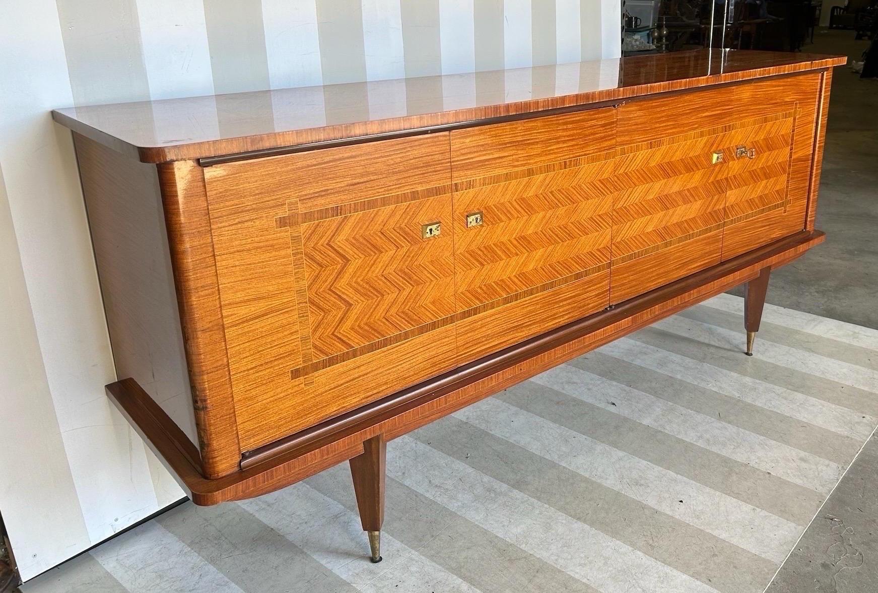 XX secolo Credenza francese del Medioevo con interni attrezzati in vendita