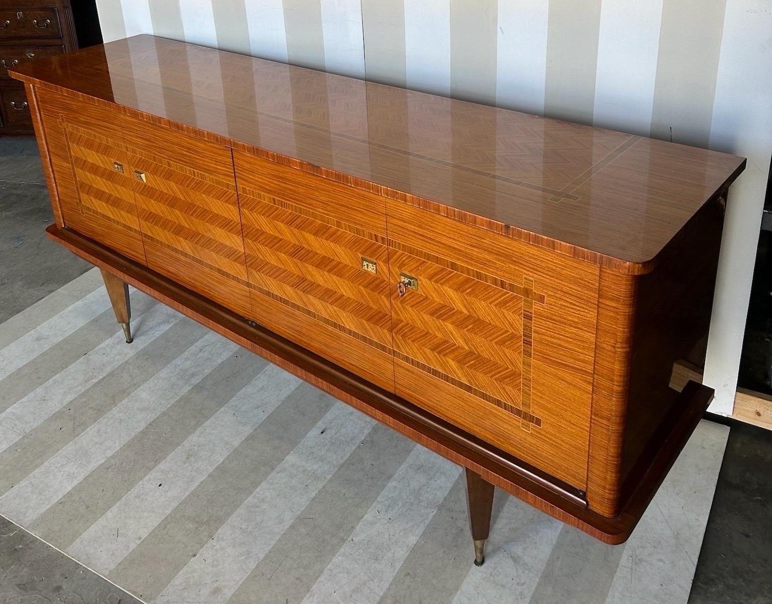 Noce Credenza francese del Medioevo con interni attrezzati in vendita