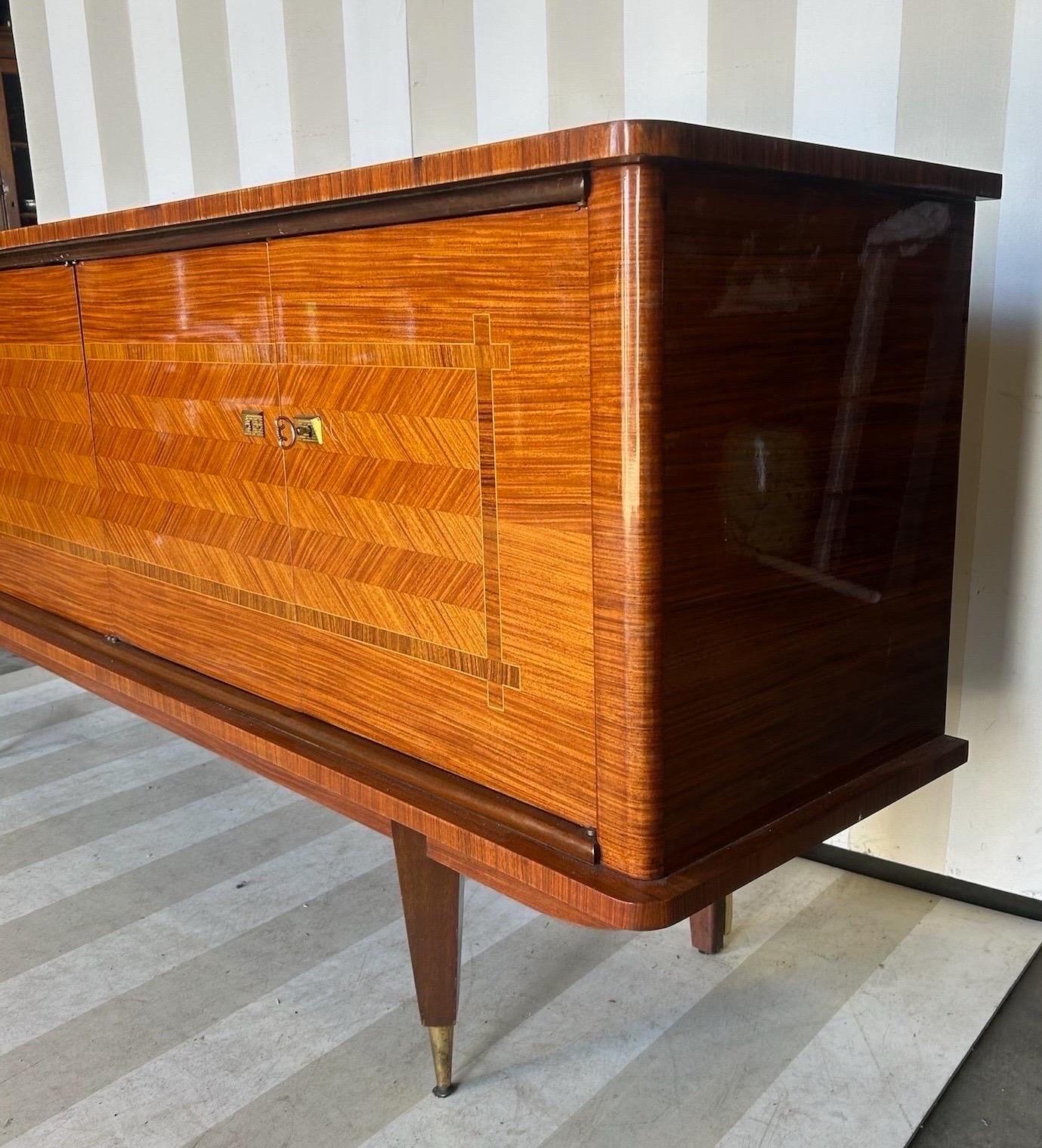 Credenza francese del Medioevo con interni attrezzati in vendita 1