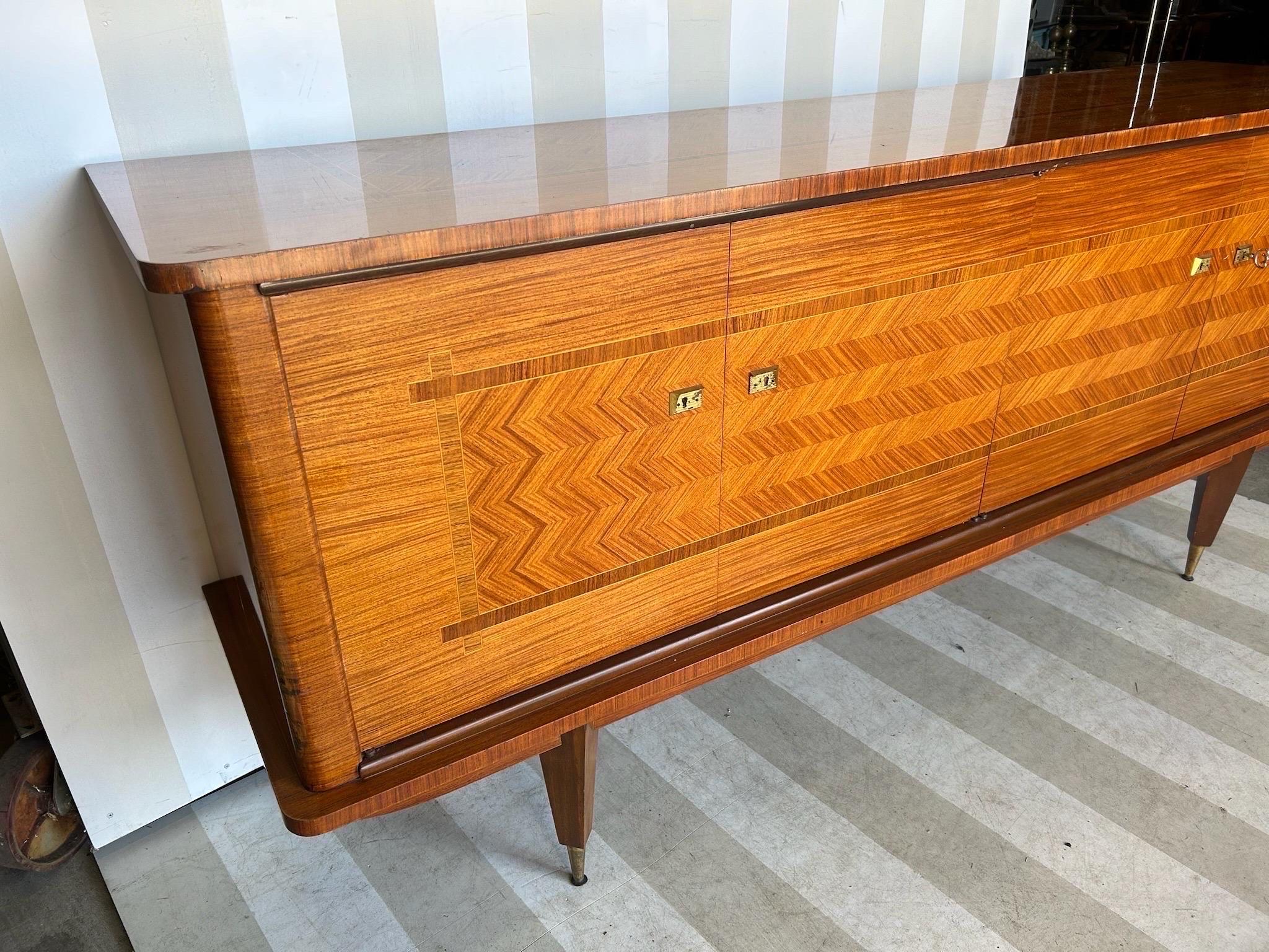 Credenza francese del Medioevo con interni attrezzati in vendita 2