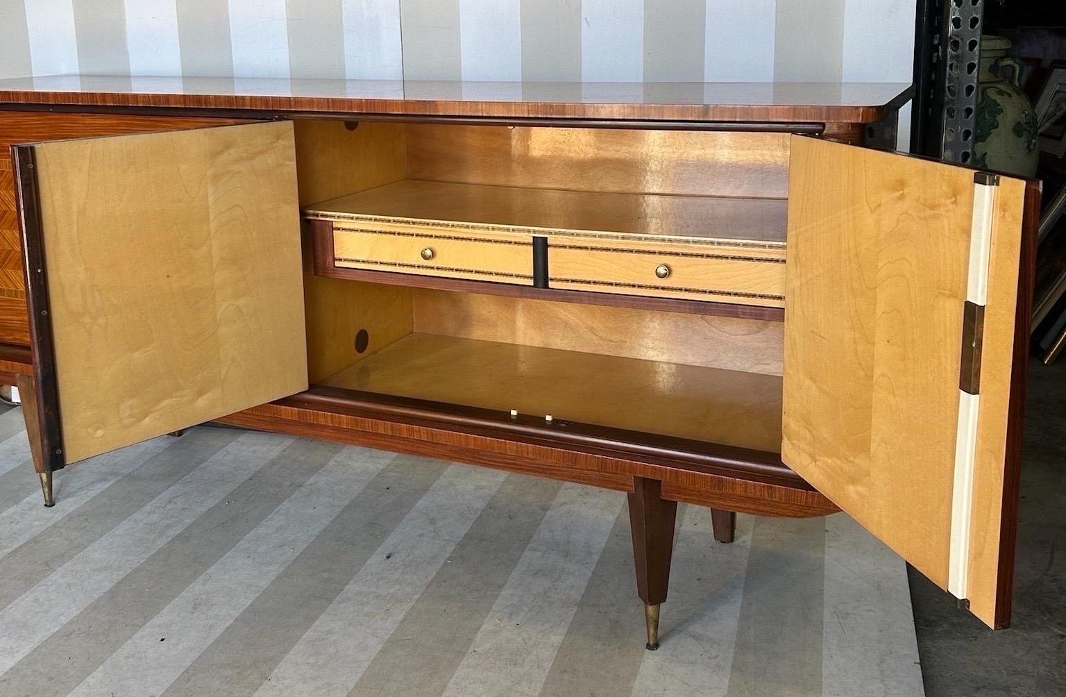 Credenza francese del Medioevo con interni attrezzati in vendita 4