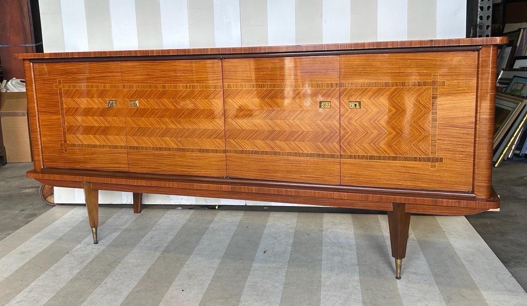 Credenza francese del Medioevo con interni attrezzati in vendita 7