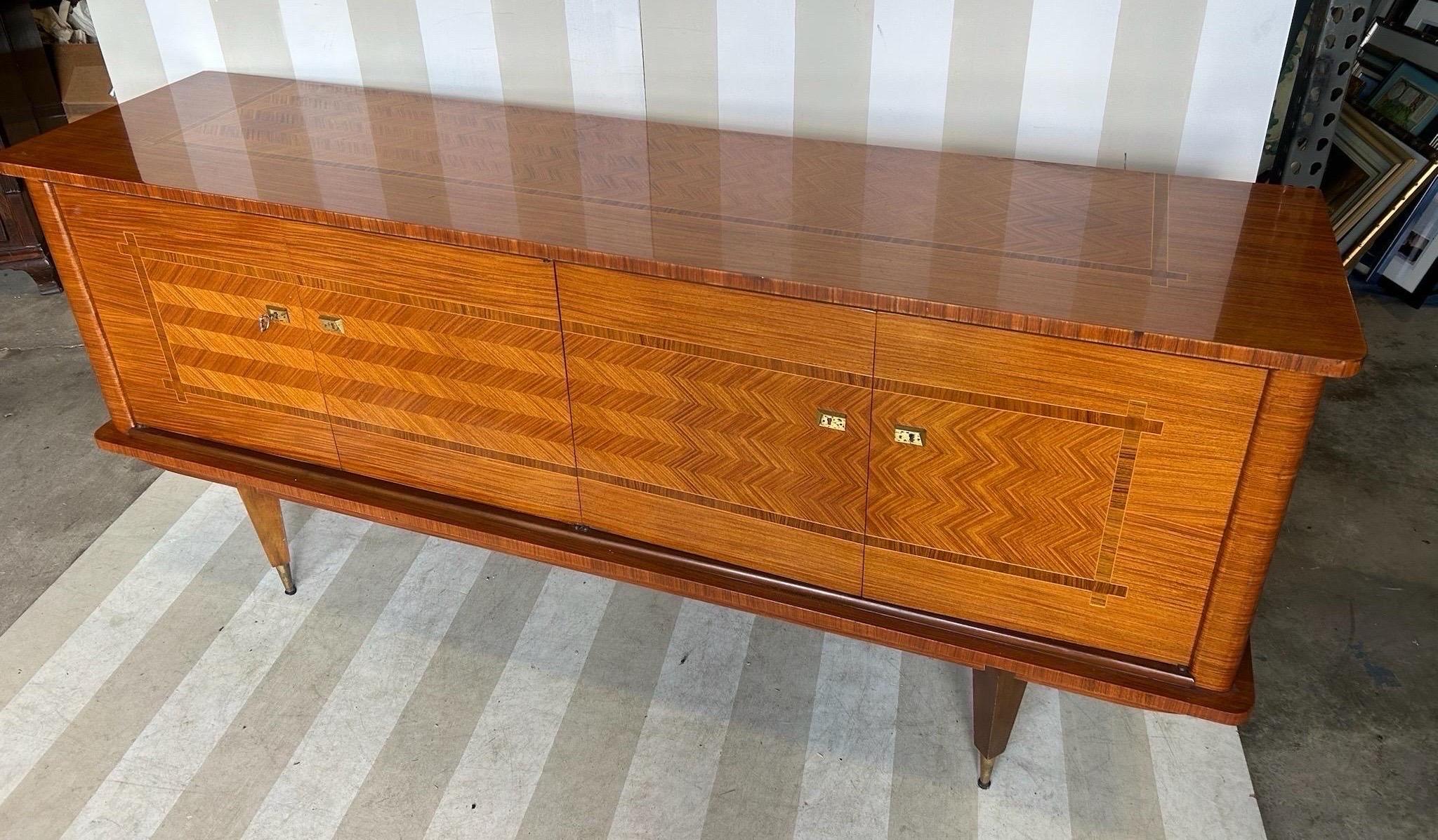 Credenza francese del Medioevo con interni attrezzati In condizioni buone in vendita a Richmond, VA