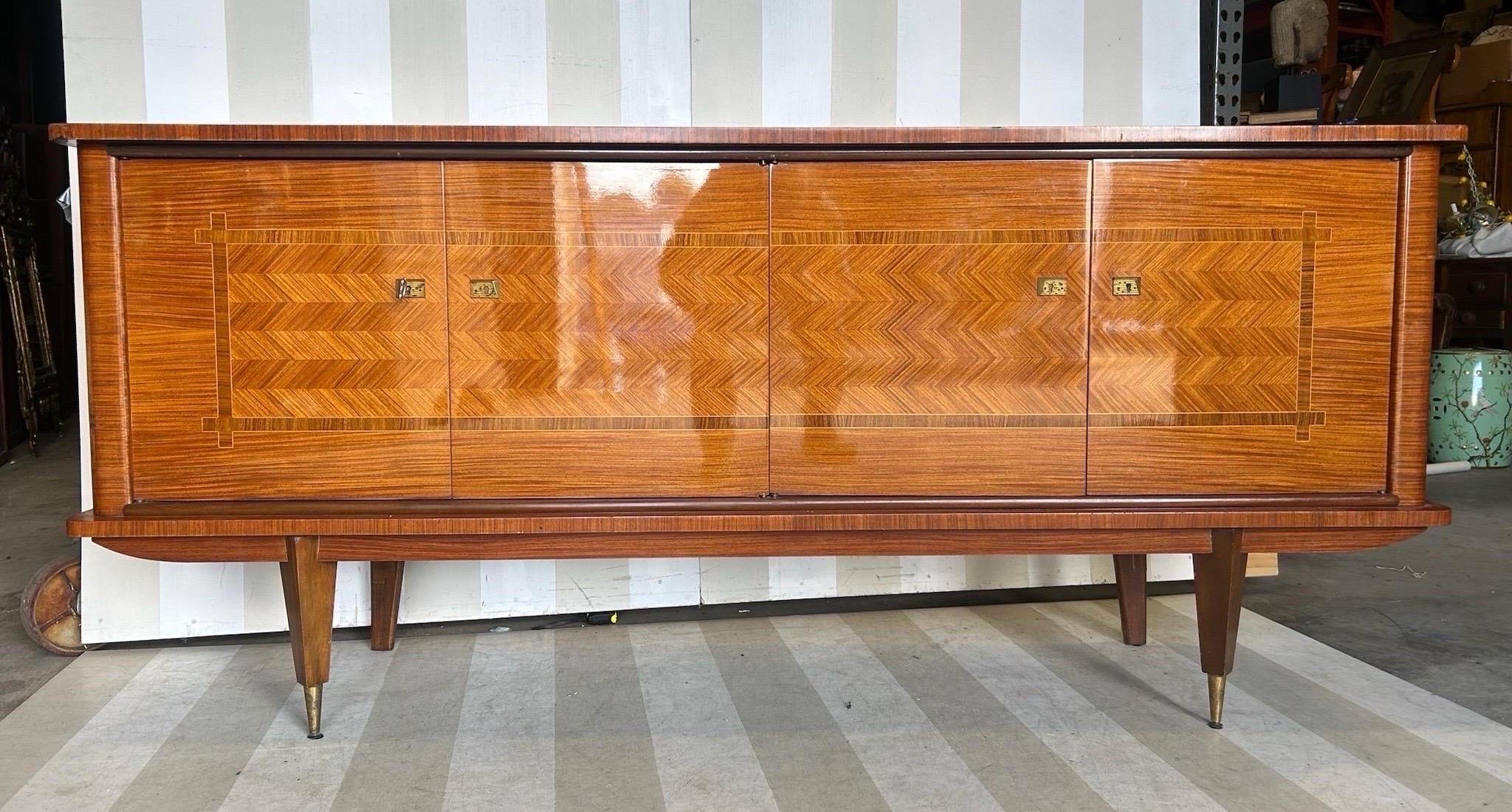 Credenza francese del Medioevo con interni attrezzati in vendita 9