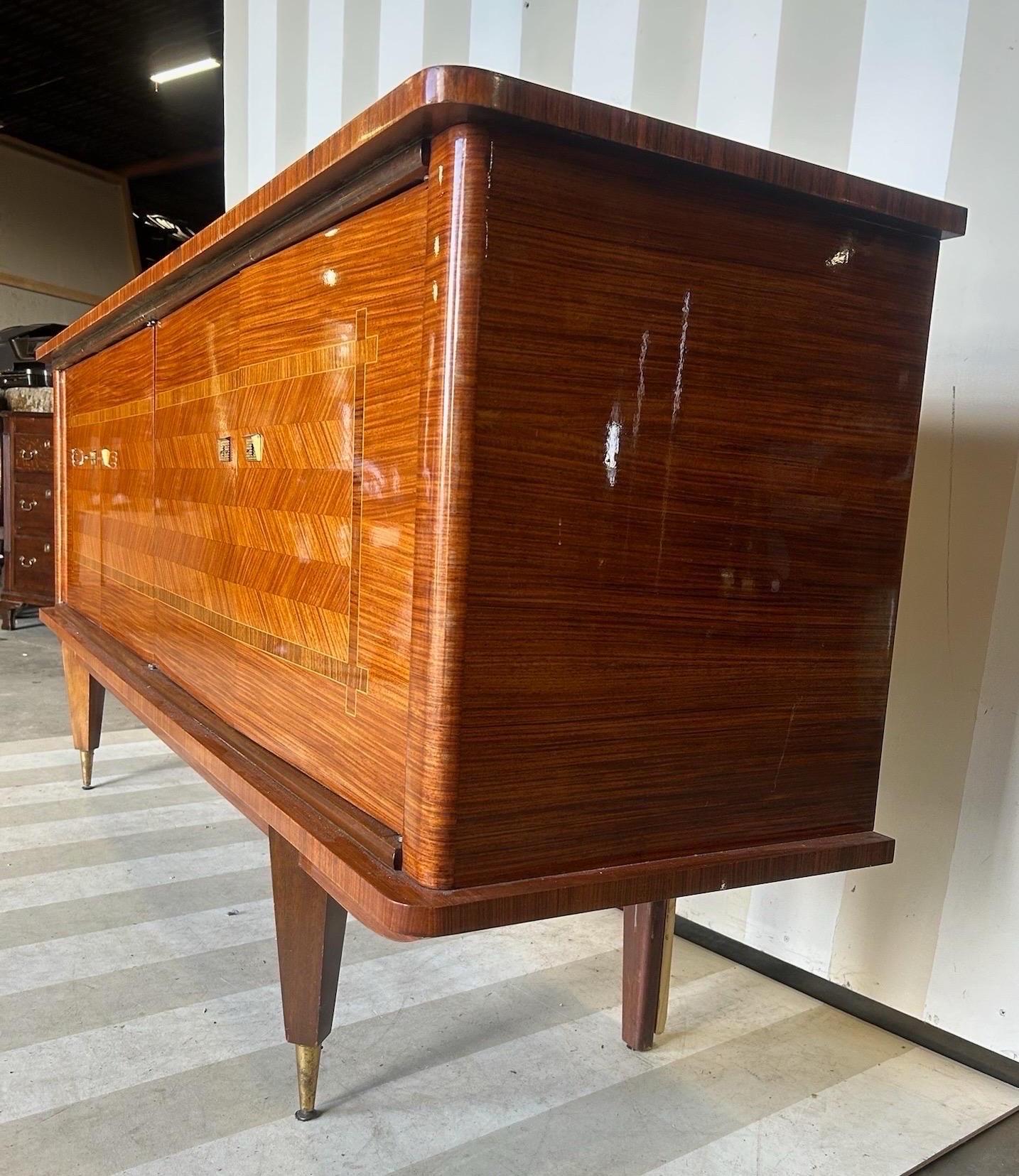 Credenza francese del Medioevo con interni attrezzati in vendita 10