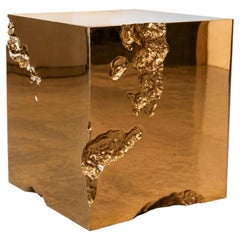 Mesita auxiliar Erosia, de bronce fundido y pulido, de Katz Studio
