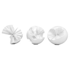 Sphera, set di tre sfere scultoree erose, bianco Lux, stile contemporaneo
