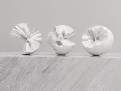 Sphera, set di tre sfere scultoree erose, bianco Lux, stile contemporaneo