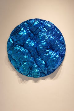 Oceana-Paneel, skulpturale Wellenform, ultramarinblau verlaufend, Durchmesser 35 Zoll.