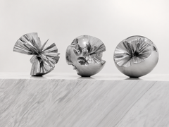 Sphera, set di tre sfere scultoree erose, platino, contemporaneo