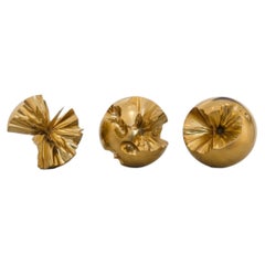 Sphera, ensemble de trois sphères sculpturales érodées, dorées, contemporaines