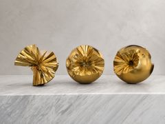 Sphera, ensemble de trois sphères sculpturales érodées, dorées, contemporaines