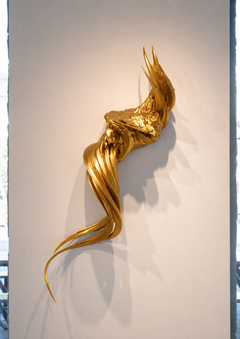 Inferno Corno, scultura da parete contemporanea in resina con finitura Aurum Gold