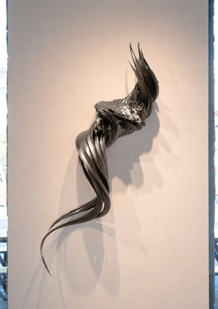 Inferno Corno, scultura da parete contemporanea in resina con finitura grafite