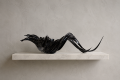 Inferno Corno, scultura da tavolo contemporanea in resina con finitura nero ossidiana