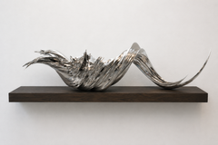 Inferno Corno, scultura da tavolo contemporanea in resina con finitura platino