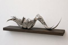 Inferno Corno, escultura contemporánea de resina para mesa con acabado en platino
