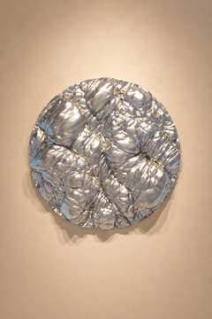 Oceana Panel, scultura da parete a forma di onda, finitura platino, diametro 35 pollici.