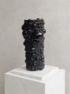 Sphera Vase, hoch, abstraktes, zellförmiges Gefäß, obsidianschwarz glänzend