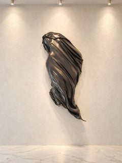 „Vellum Gravitas“, abstrakte Wanddekoration mit drapierter weiblicher Figur in Schwarz