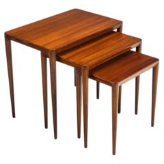 Tavolini impilabili di Erik Riisager Hansen in teak, Haslev, Danimarca, 1960