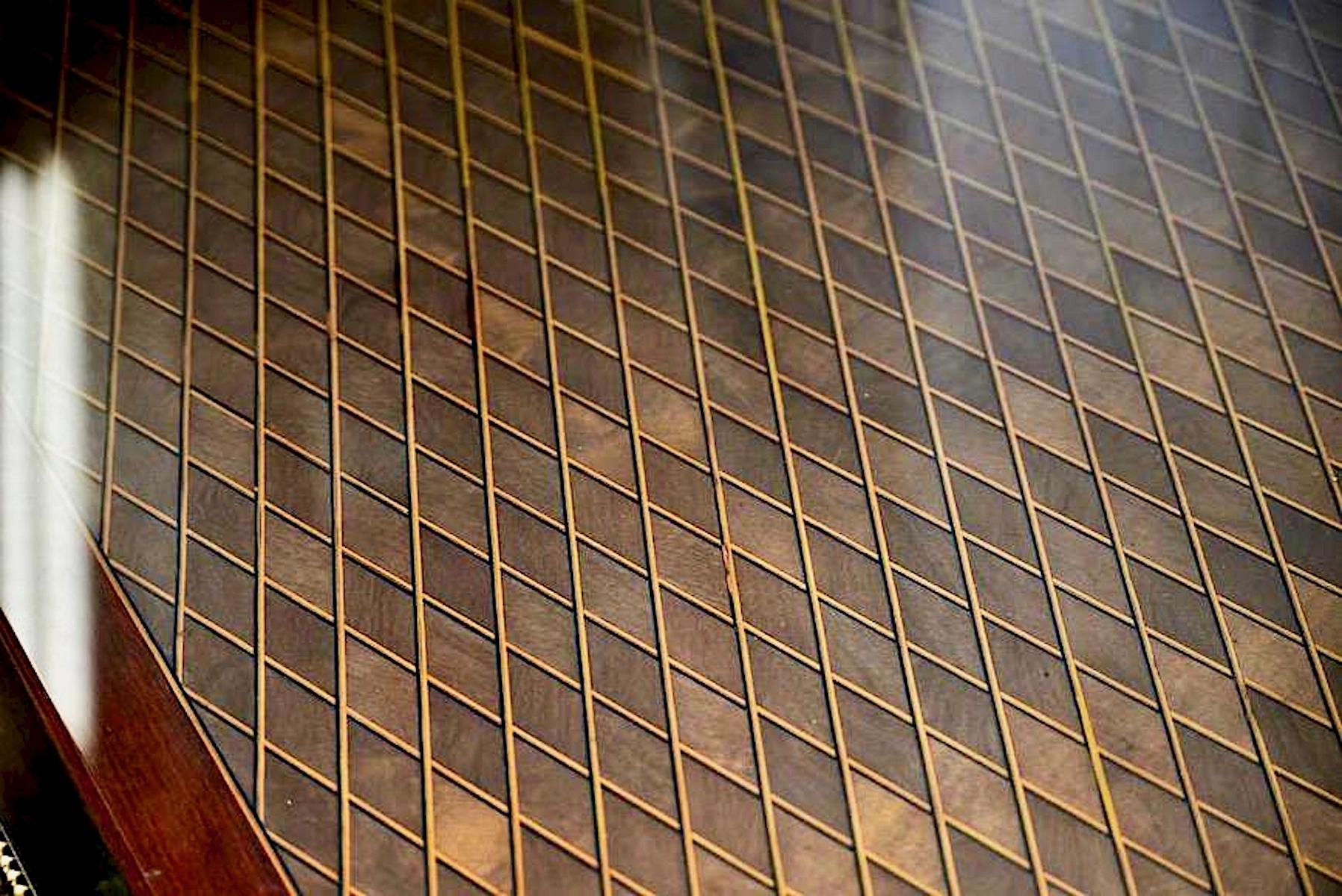 C. 19e siècle

Bureau plat Louis XVI en acajou parqueté et bronze doré. Un treillis rectangulaire surmonte trois tiroirs, avec des poignées de panier à volutes et des plaques en relief représentant des putti. D'après Jean-Henri Riesener. Fin du