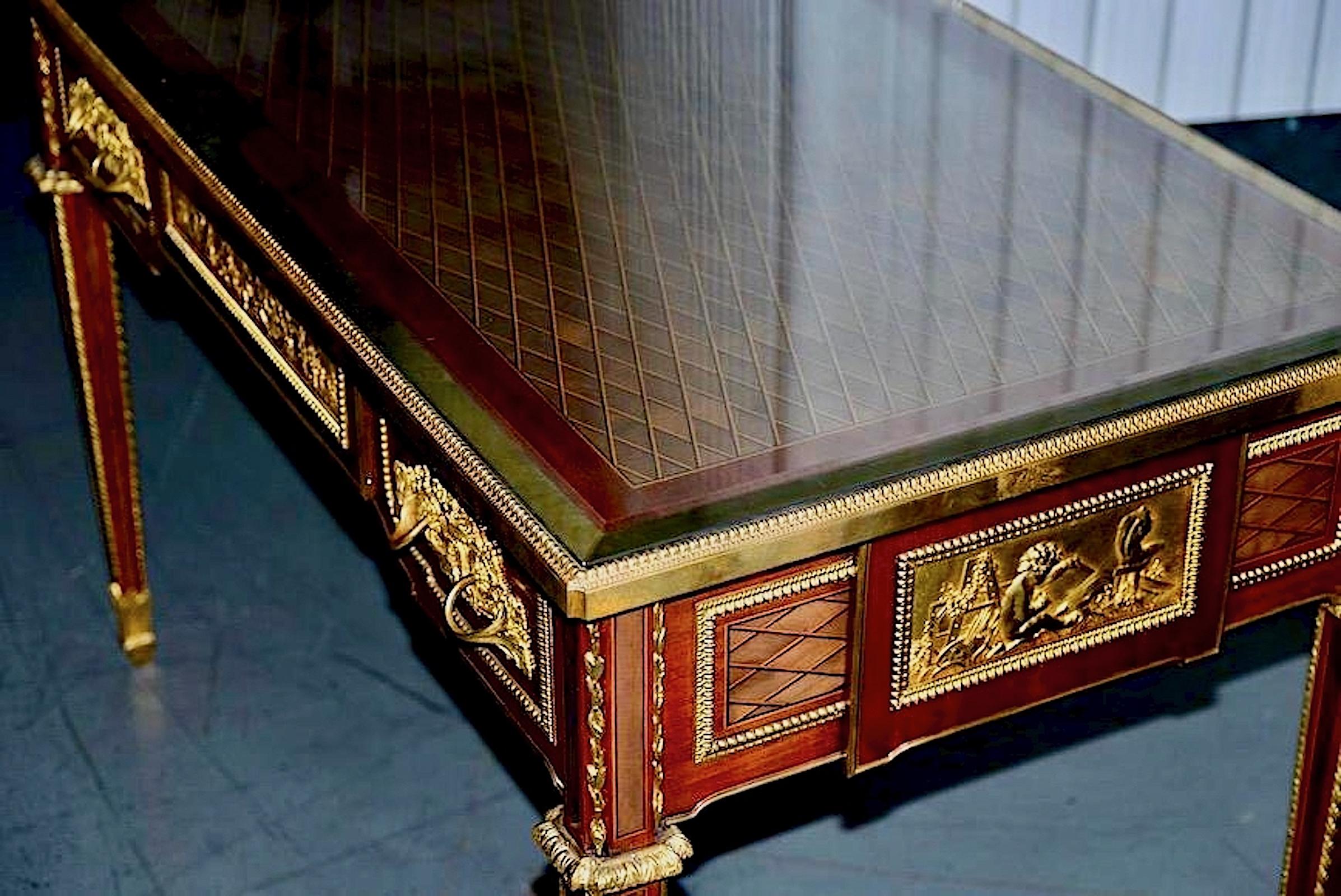 Assiette de bureau Louis XVI en parqueterie d'acajou doré Bon état - En vente à San Francisco, CA