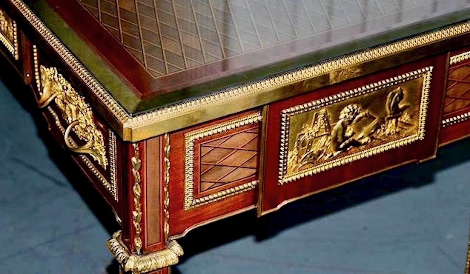 XIXe siècle Assiette de bureau Louis XVI en parqueterie d'acajou doré en vente
