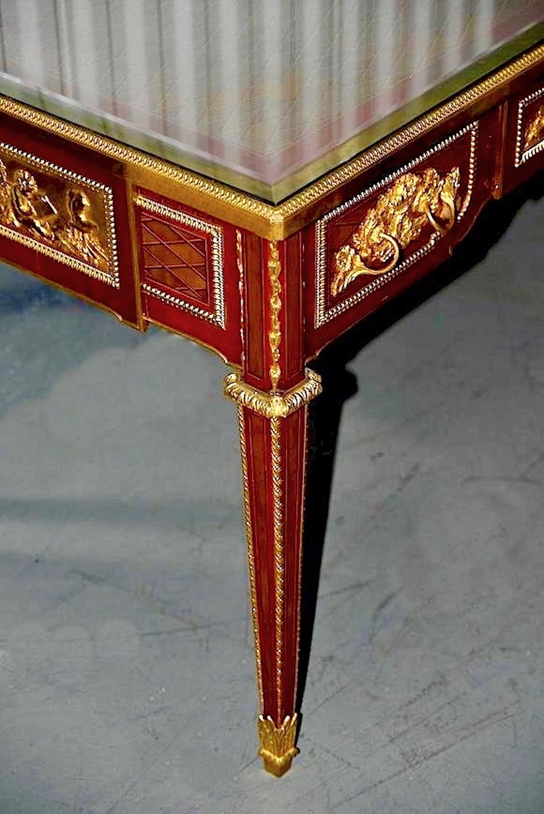 Bronze Assiette de bureau Louis XVI en parqueterie d'acajou doré en vente