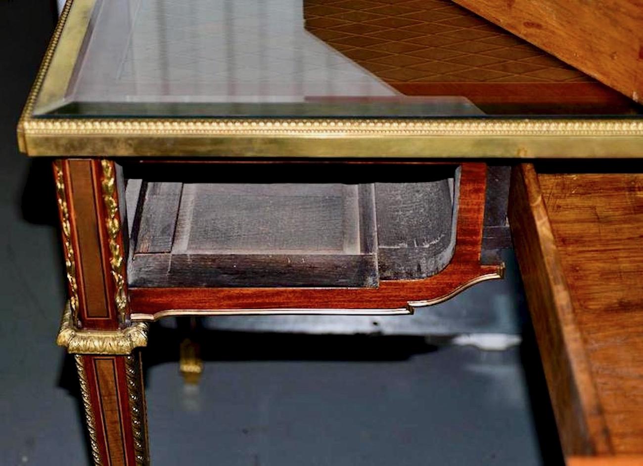 Assiette de bureau Louis XVI en parqueterie d'acajou doré en vente 3