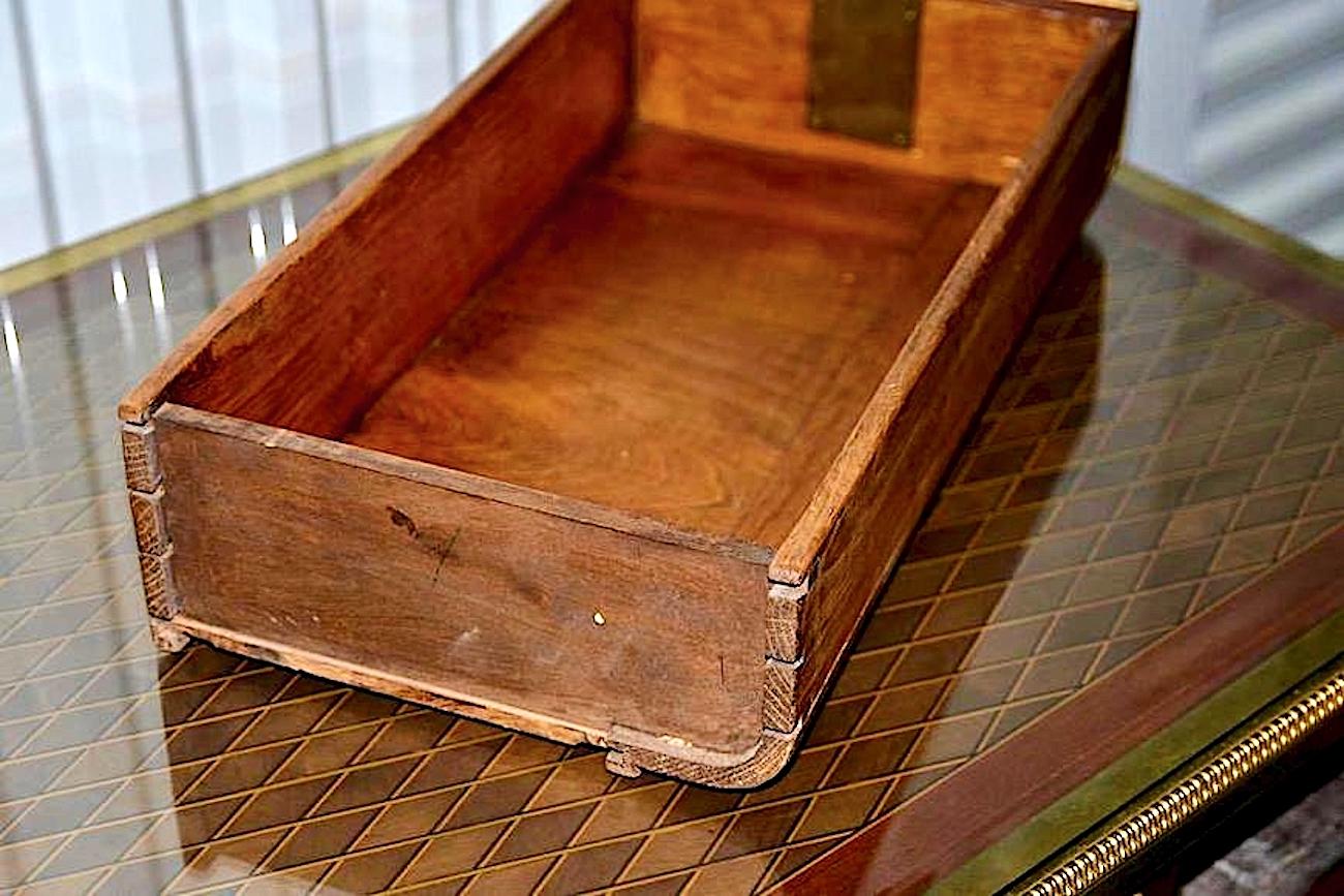 Assiette de bureau Louis XVI en parqueterie d'acajou doré en vente 5