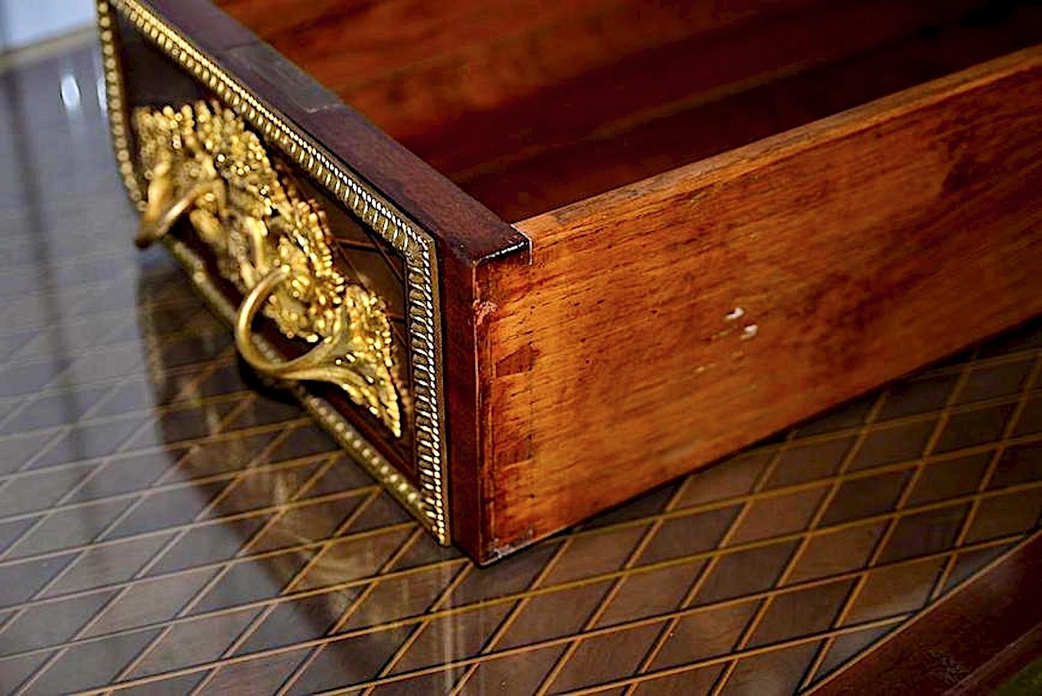 Assiette de bureau Louis XVI en parqueterie d'acajou doré en vente 7