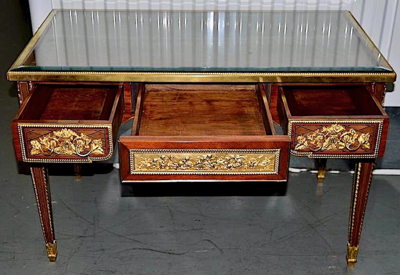 Assiette de bureau Louis XVI en parqueterie d'acajou doré en vente 1