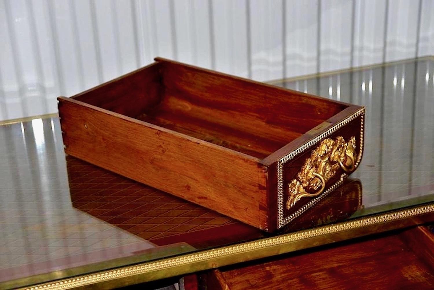 Assiette de bureau Louis XVI en parqueterie d'acajou doré en vente 4