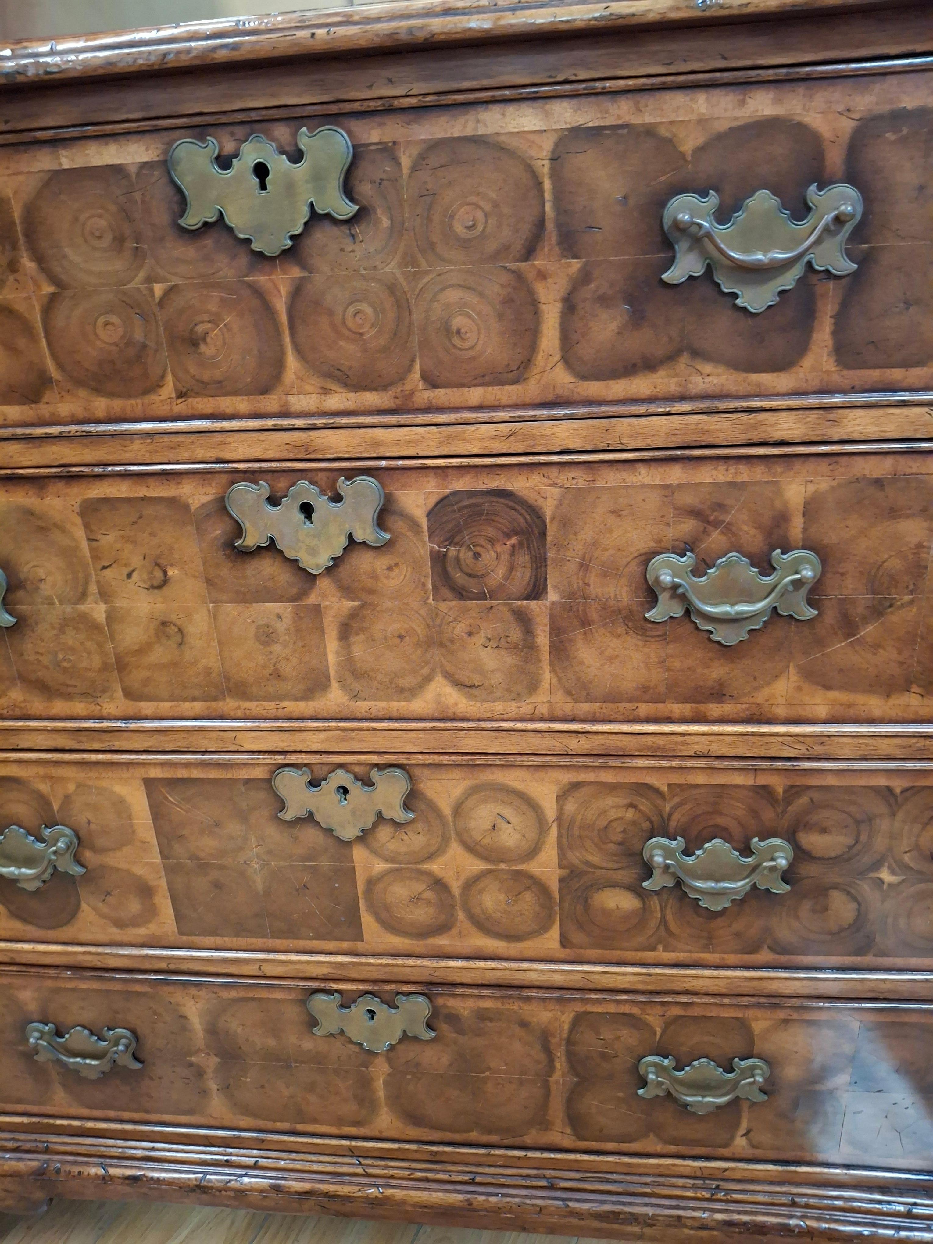 Cassettiera con impiallacciatura Oyster in stile William & Mary in vendita 10