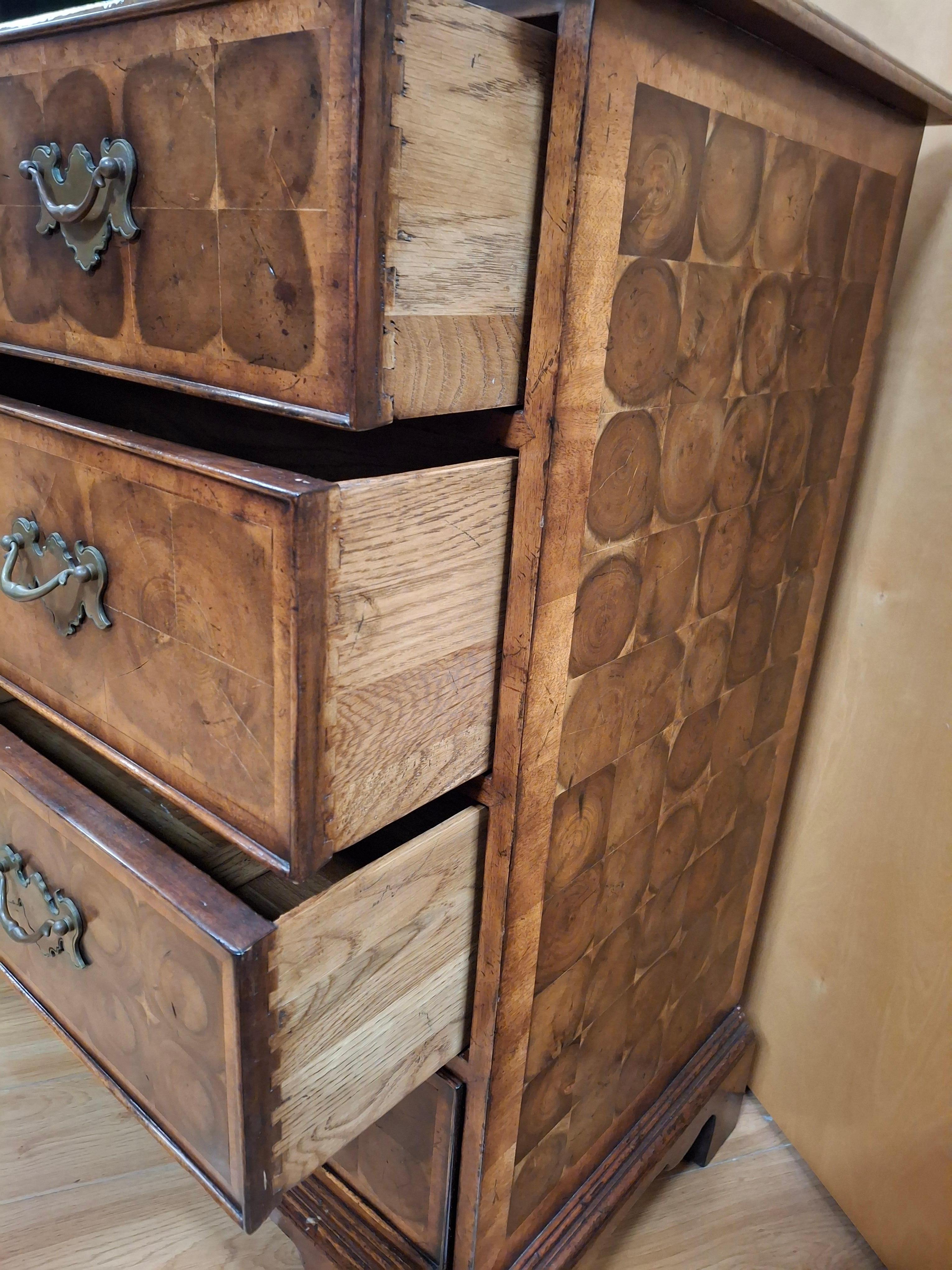 Cassettiera con impiallacciatura Oyster in stile William & Mary in vendita 9