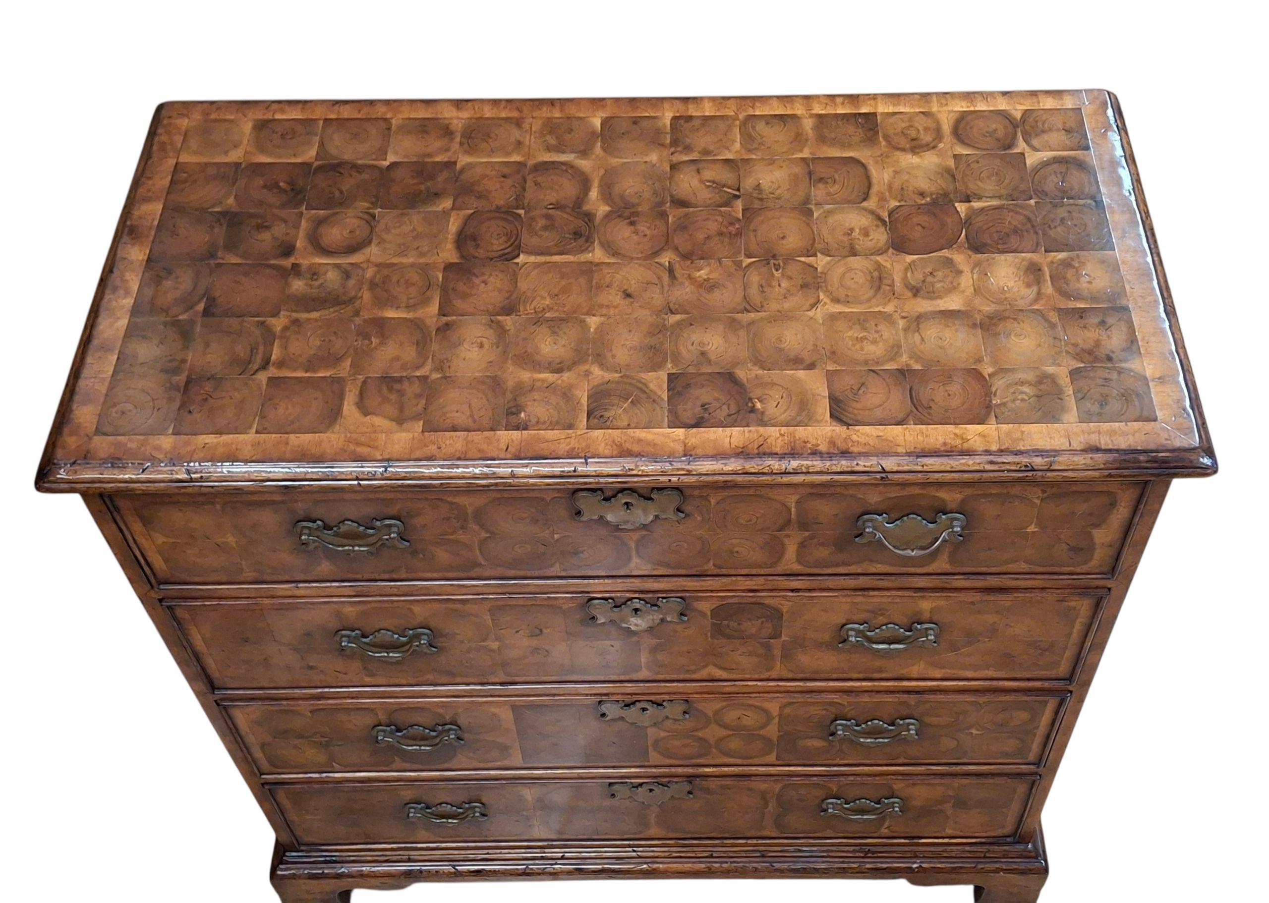 Cassettiera in stile William & Mary impiallacciata in noce oyster.  Eccezionalmente realizzato a mano con materiali di alta qualità e con un'attenzione particolare a ogni dettaglio. Quattro grandi cassetti a coda di rondine racchiusi in una