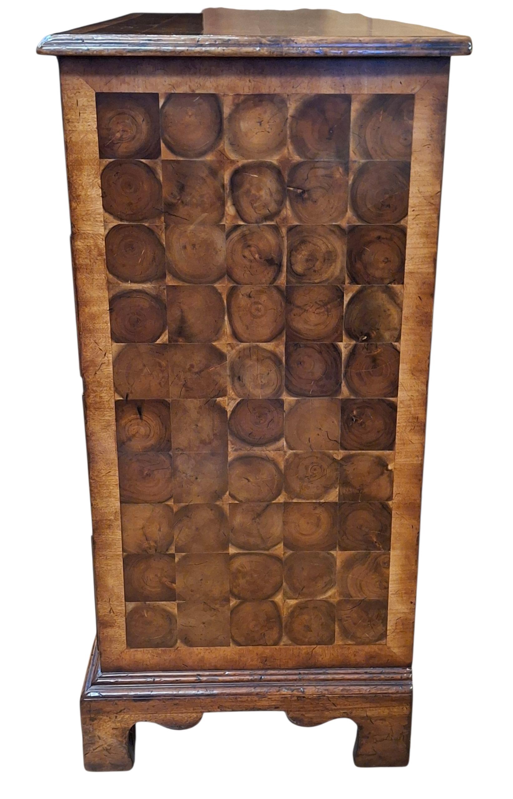 Cassettiera con impiallacciatura Oyster in stile William & Mary in vendita 1
