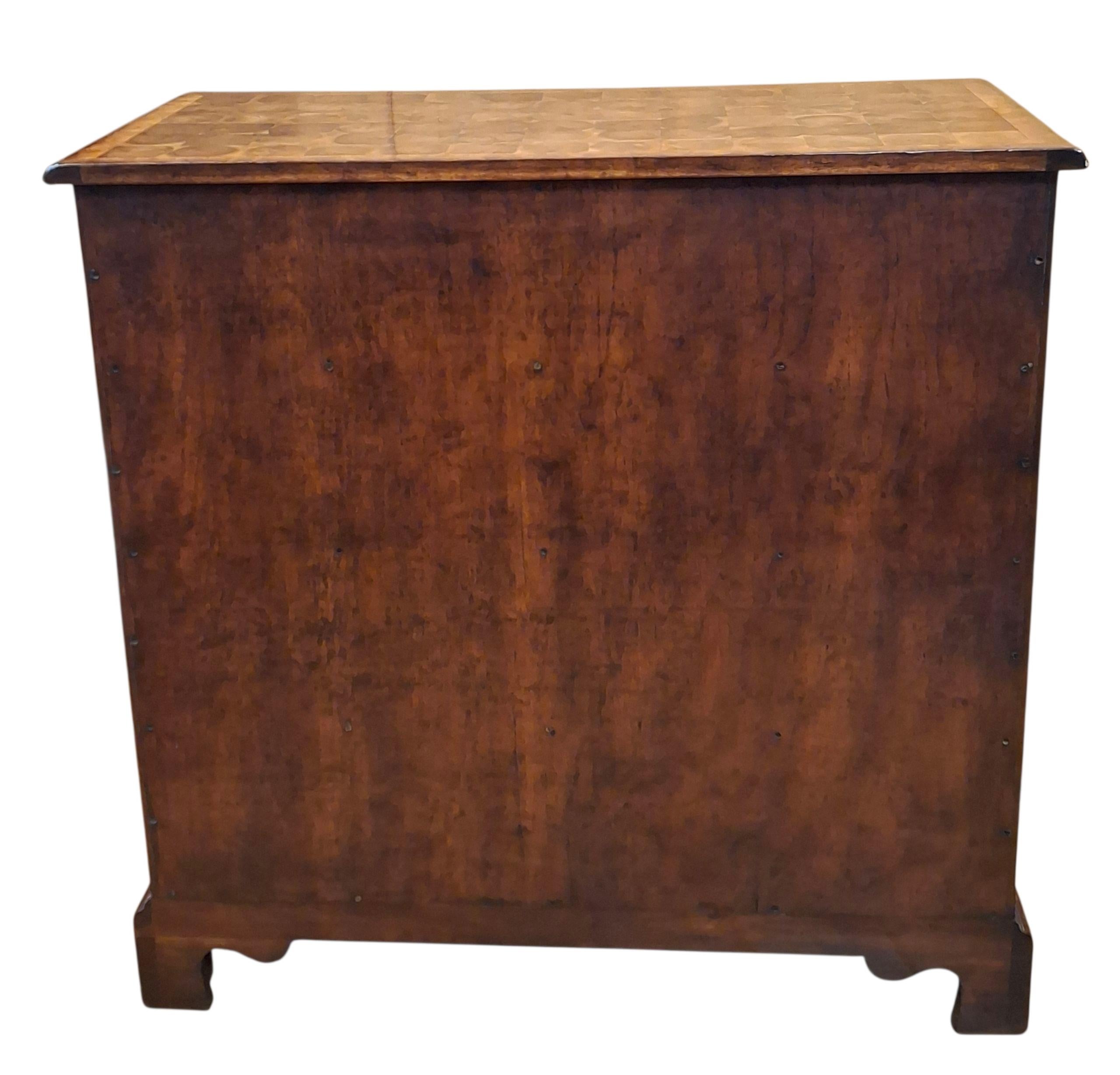 Ottone Cassettiera con impiallacciatura Oyster in stile William & Mary in vendita