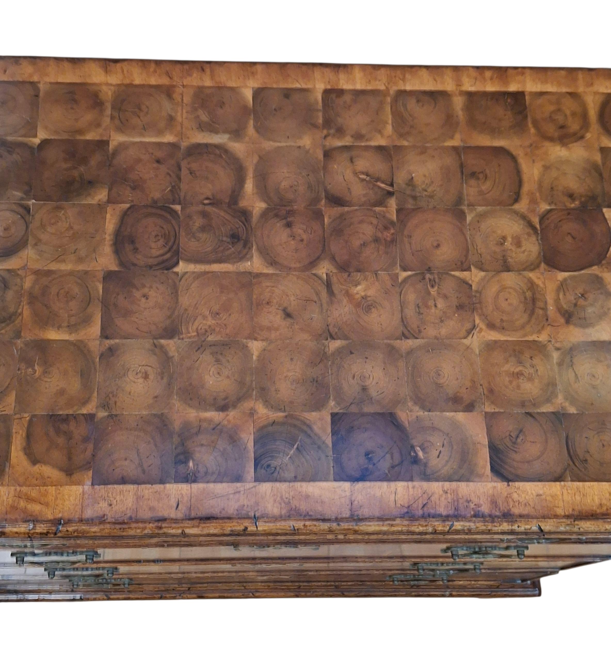 Cassettiera con impiallacciatura Oyster in stile William & Mary in vendita 2